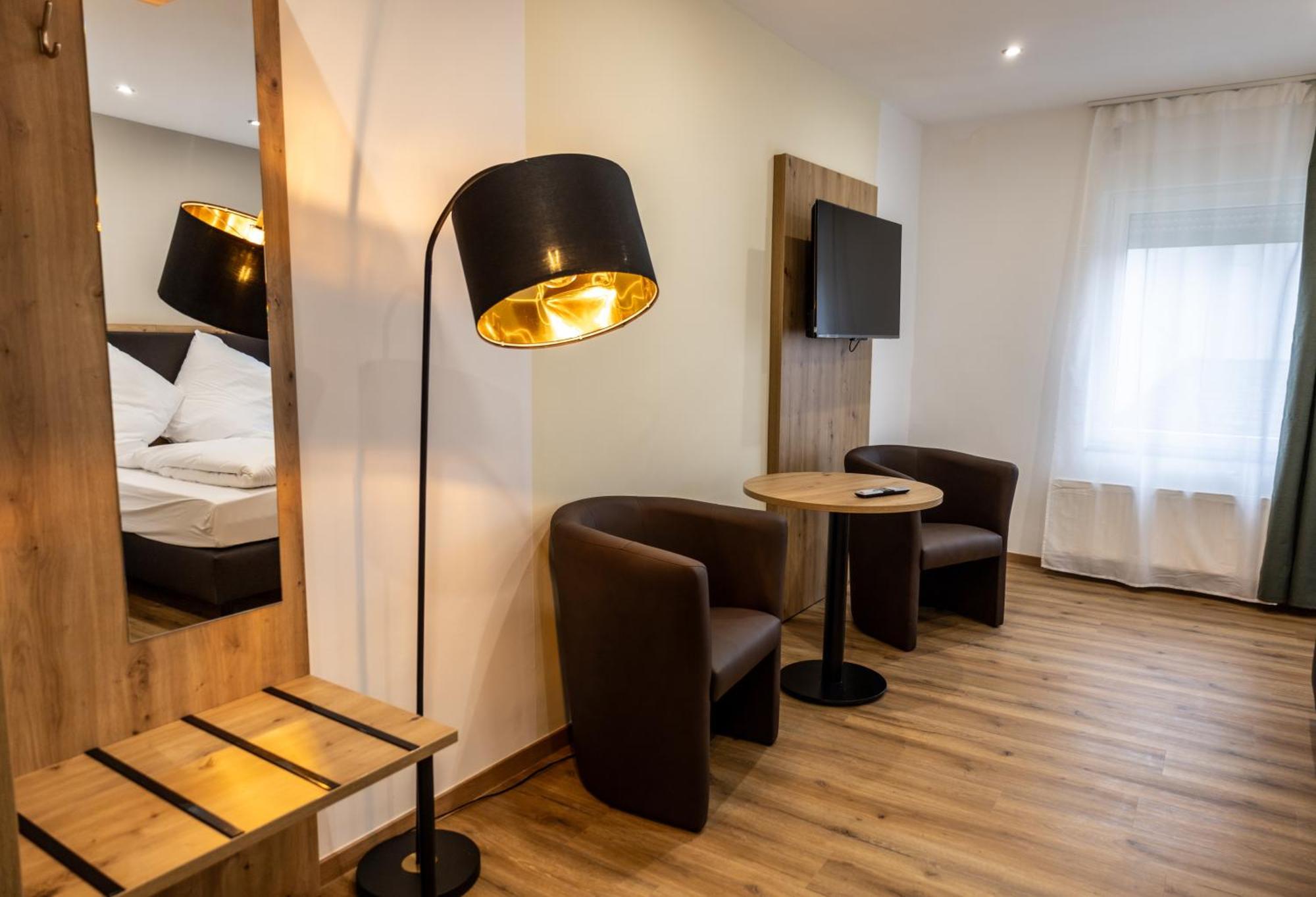 Hln Apartments Am Bahnhof ザールブリュッケン エクステリア 写真