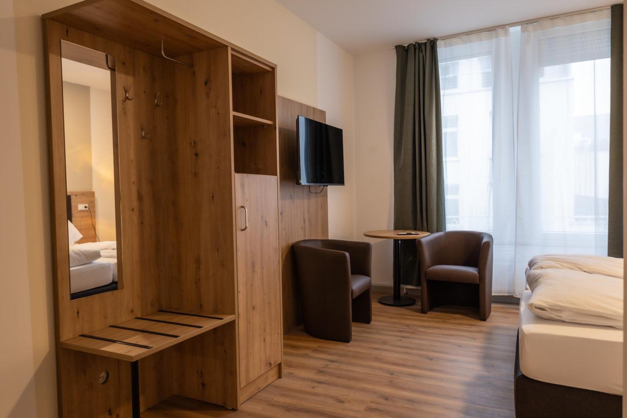 Hln Apartments Am Bahnhof ザールブリュッケン エクステリア 写真