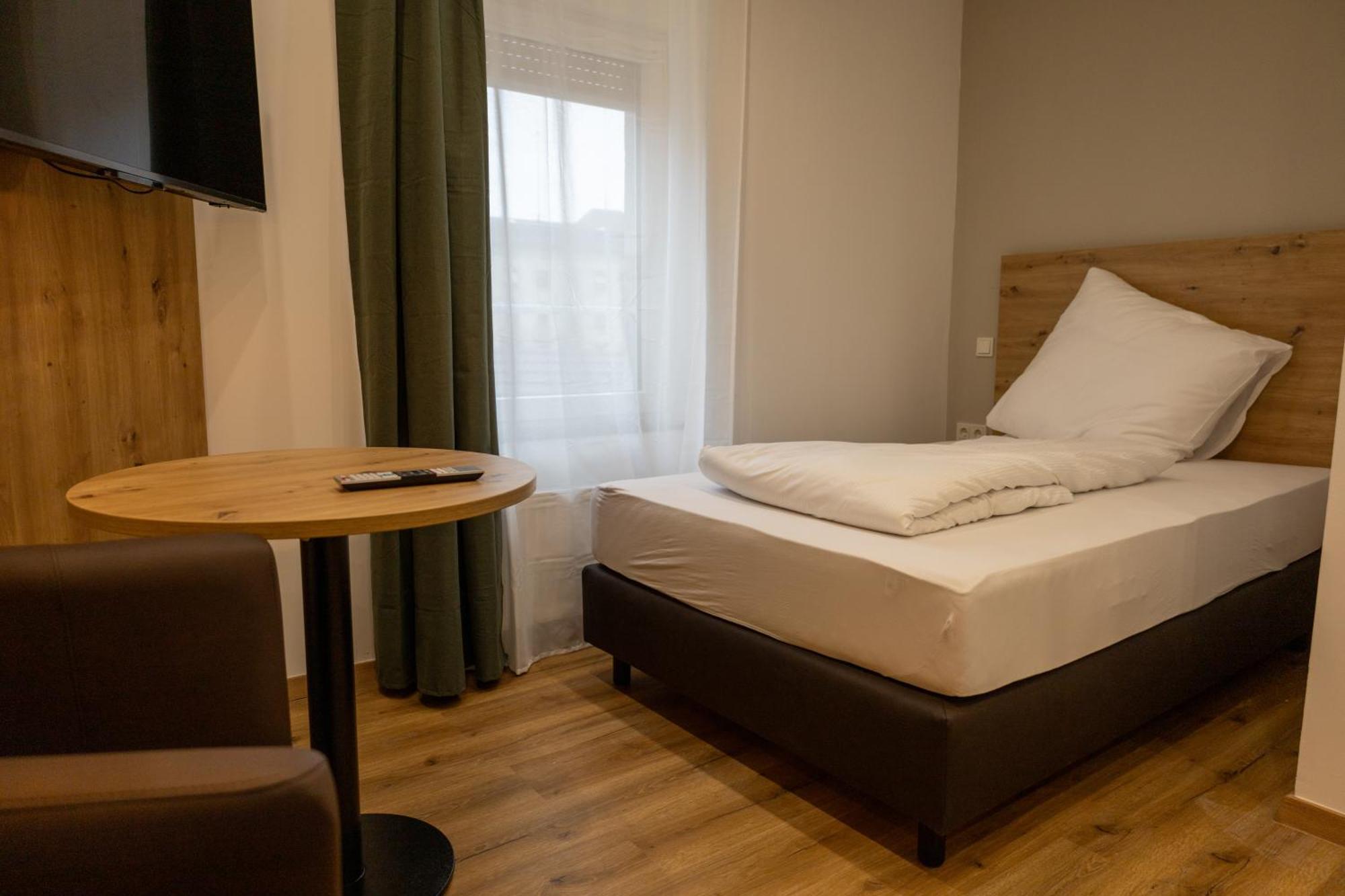 Hln Apartments Am Bahnhof ザールブリュッケン エクステリア 写真